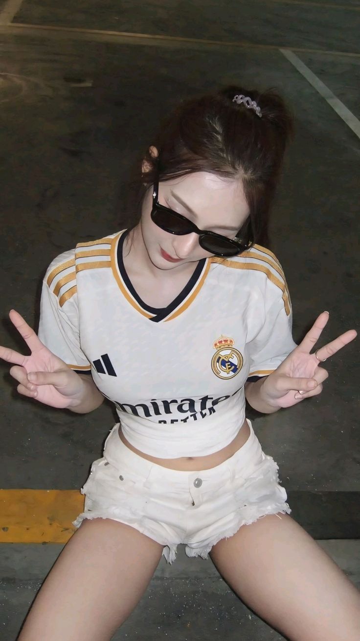 iPhone_17_Pro_Cosmic_Orange_PDP_Image_Position_2_Cosmic_Orange_Colour__SG-EN